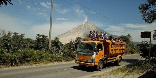 Gunung Sinabung kembali erupsi, lontarkan abu vulkanik 2 Km