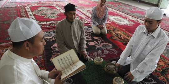 Muslim Uighur di China dilarang simpan sajadah dan Alquran