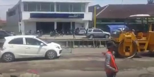 Nekat serobot jalan dan lawan arus, mobil ini kaget diadang alat berat