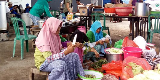 Pengungsi Gunung Agung diajak berjualan pisang goreng