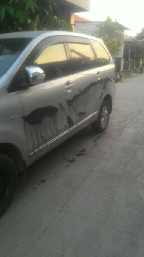 mobil disiram cat hitam