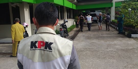 Usai geledah Bappeda Kukar, KPK bawa 3 koper isi dokumen