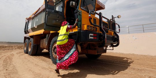 Kisah wanita Pakistan jadi sopir truk pertambangan demi nafkahi keluarga