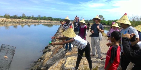 Turis asal Zimbabwe berburu kepiting di Gampong Pande Aceh