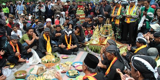 Antusiasme warga mengikuti ritual larung sesaji Gunung Kelud