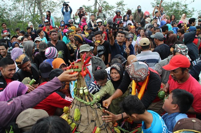 tradisi larung sesaji