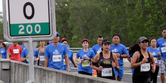 Ribuan peserta BCA Bali Run 2017 berlari di tengah status awas Gunung Agung