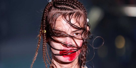 Aksi model-model bergaya rambut dan lipstik berantakan di Paris Fashion Week