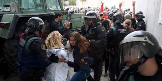 Polisi Spanyol sita kotak suara referendum Catalan, bentrok dengan warga
