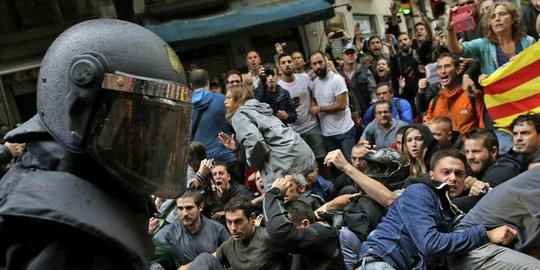 Polisi Spanyol tembaki kerumunan warga ingin ikut referendum Catalan