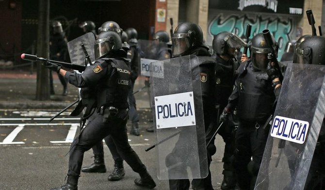 polisi spanyol tembaki kerumunan warga saat referendum catalan