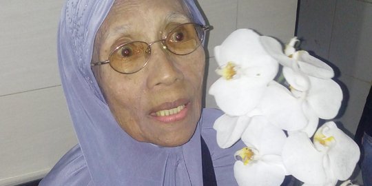 Bunga Sunarti untuk mendiang suami di TMP Kalibata