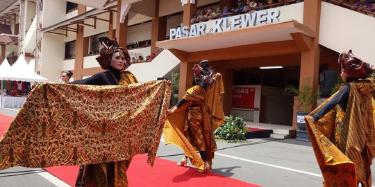 Hari Batik, ibu-ibu pedagang Pasar Klewer gelar Fashion Show