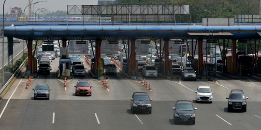 Sudah sistem e-tol, pemilik mobil ini ngotot bayar tunai