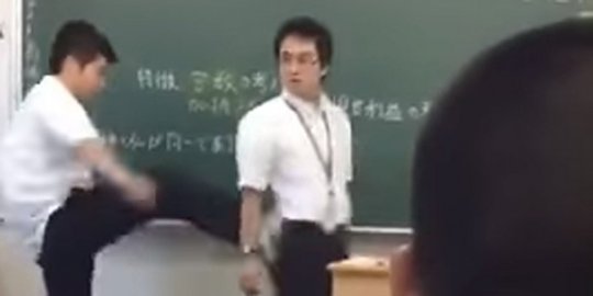 [Video] Ketahuan main ponsel di kelas, murid ini malah tendang gurunya