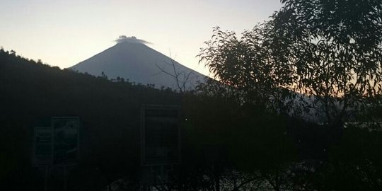 Kepulan asap Gunung Agung terpantau sudah sejak bulan Juli
