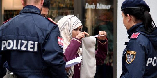 Aksi polisi Austria paksa muslimah lepas cadar