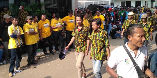 Massa rela nginap di DPP Golkar demi Dedi Mulyadi jadi cagub Jabar