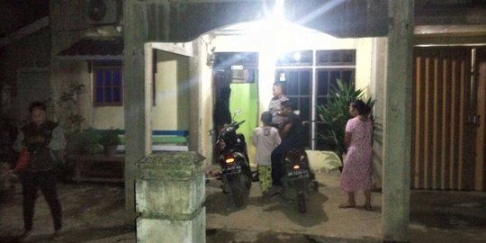 Bayi perempuan berbalut sarung dibuang di teras rumah bidan