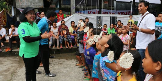 Istri Gubernur Bali hibur & makan bersama anak-anak pengungsi Gunung Agung