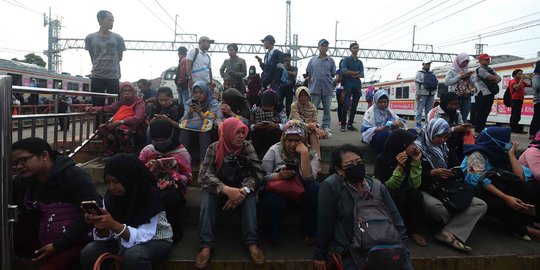 Imbas KRL anjlok, penumpang terlantar di Stasiun Manggarai