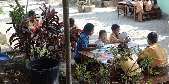 Sekolah ini tetap beraktivitas meski di radius 8 km dari Gunung Agung