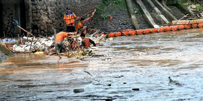 Tinggi muka air di Pintu 10 Tangerang naik mencapai 12 