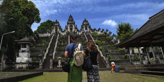 Status awas Gunung Agung diperkirakan pengaruhi kunjungan turis