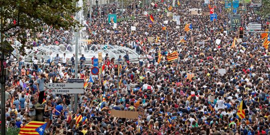 Referendum kemerdekaan dilarang, massa menyemut dan lumpuhkan jalanan Barcelona