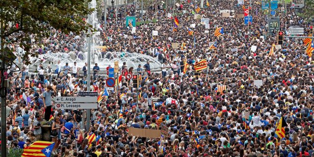 Referendum kemerdekaan dilarang, massa menyemut dan lumpuhkan jalanan Barcelona