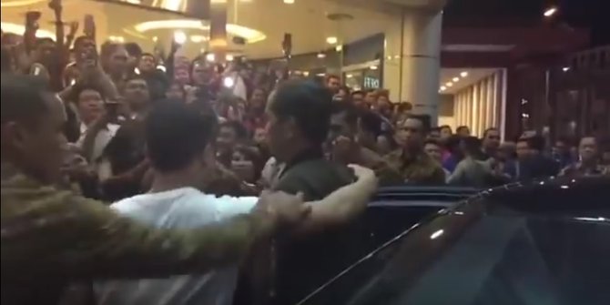Jurus sigap Paspampres saat lihat warga ingin pegang 