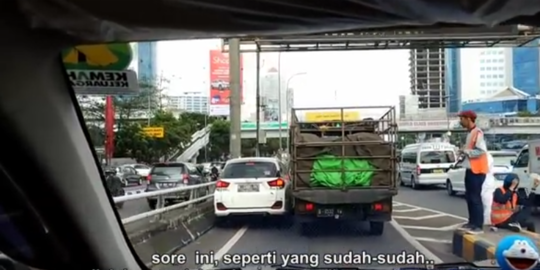 Kelakuan pengendara di Indonesia, masuk tol saja dua mobil ini sampai rebutan