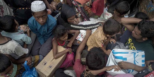 Demi mengungsi ke Bangladesh, warga Rohingya berjejalan di bak truk