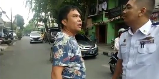 Ban mobilnya kempis, bapak ini naik pitam semprot petugas Dishub