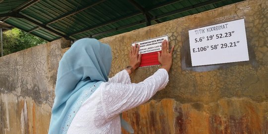 Limbah cemari lingkungan, dua pabrik di Bantargebang 