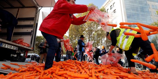 Protes kenaikan harga rokok, demonstran sebar ribuan wortel di jalan
