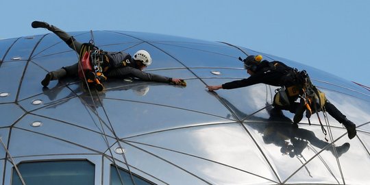 Mendebarkan, begini tugas pembersih Atomium, bangunan kristal besi 102 meter