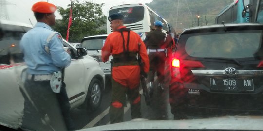 Lalin ke Dermaga Indah macet parah, anggota TNI ramai-ramai jalan kaki