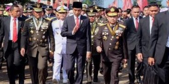 Terjebak macet, Jokowi jalan kaki ke lokasi HUT TNI