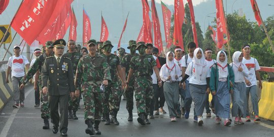 Lalu lintas lumpuh, tamu undangan HUT TNI jalan kaki ke dermaga