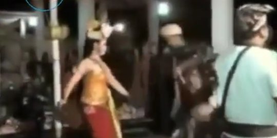 Di depan orang ramai, wanita ini gebuk suaminya lagi asyik joget