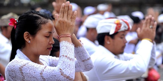 Kekhusyukan warga Besakih sembahyang di tengah ancaman Gunung Agung