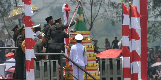 Jokowi potong tumpeng raksasa HUT ke-72 TNI