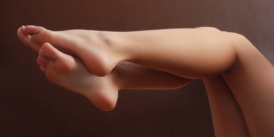5 bahaya yang akan terjadi kala kamu pakai kaus kaki terlalu ketat
