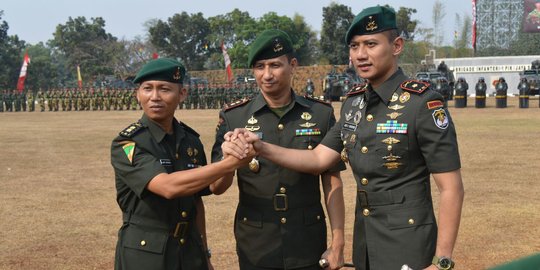 Gagah maksimal, saat AHY kembali pakai baret dan tanda jasa di HUT TNI