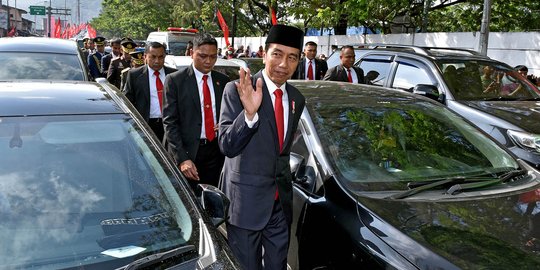 Ini aksi Jokowi jalan kaki terobos macet ke acara HUT TNI