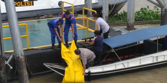 Mayat berkepala nyaris putus mengambang di Sungai Musi bikin heboh warga