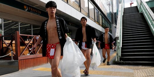 Keliling Tokyo, relawan ini pungut sampah berpakaian celana dalam