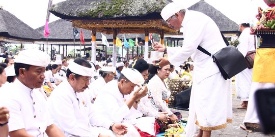 Meski Gunung Agung awas, upacara Ngusaba di Pura Besakih tetap digelar