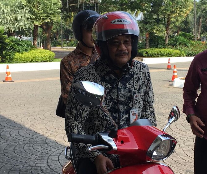 djarot naik vespa ke balai kota